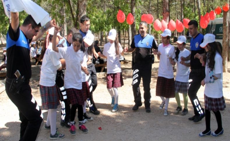 Elazığlı 200 öğrenci polis amcaları ile birlikte piknik yaptı