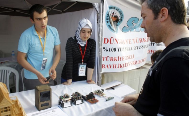 Emekli okul müdürü, hazırladığı düzeneklerle gençlere bilimi sevdiriyor