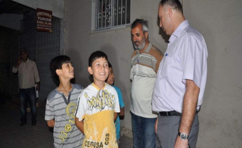 Emniyet müdürü akşamları mahallelerde gezerek halkın sorunlarını dinliyor
