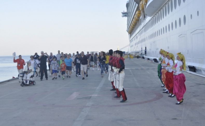En büyük transatlantiklerden Navigator Of The Seas Kuşadası’nda