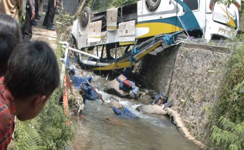Endonezya'da su kanalına düşen otobüste 18 kişi öldü