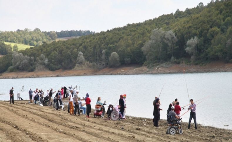 Engelliler balık tutmanın keyfini yaşadı