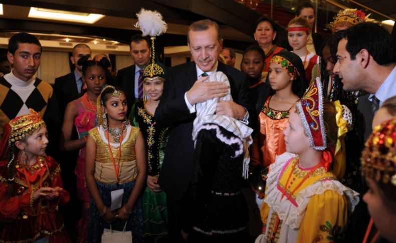 Erdoğan, kendisine şiir okuyan Suriyeli kızı bağrına bastı