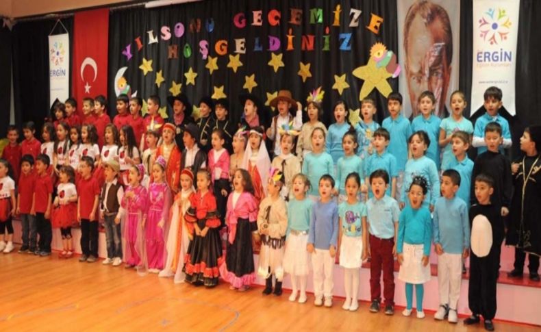 Ergin Koleji anasıfı öğrencilerinin mezuniyet sevinci