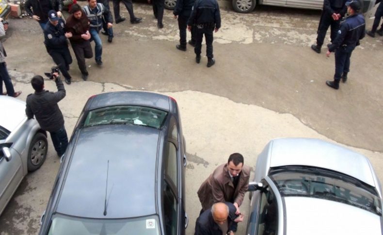Erkek çocuğa cinsel istismar zanlılarına adliye önünde tekmeli saldırı