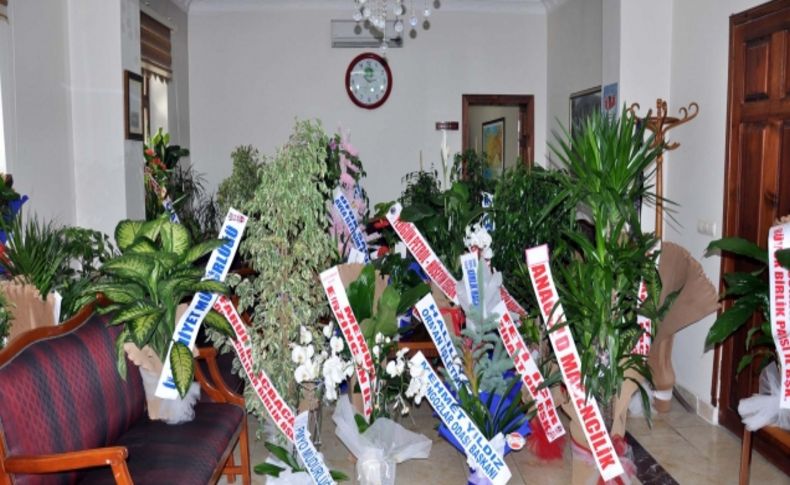 Erzincan Valisi Akdemir tebrik çiçeklerinden elde edilen geliri bağışladı