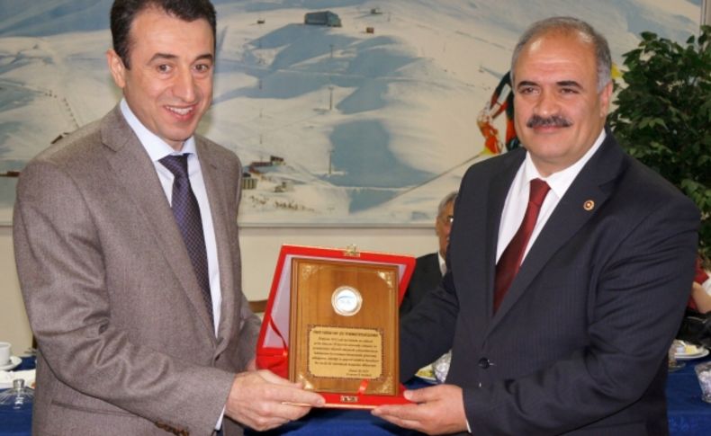 Erzurum'da SGK'ya yüksek prim ödeyen firmalara plaket verildi