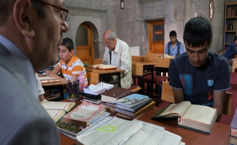 Erzurumlu hafız, günde 5 saat Kuran okuyarak Türkiye finaline hazırlanıyor