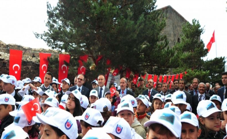 Erzurumlu öğrenciler ilk dersi Nenehatun'un kabri başında yaptı