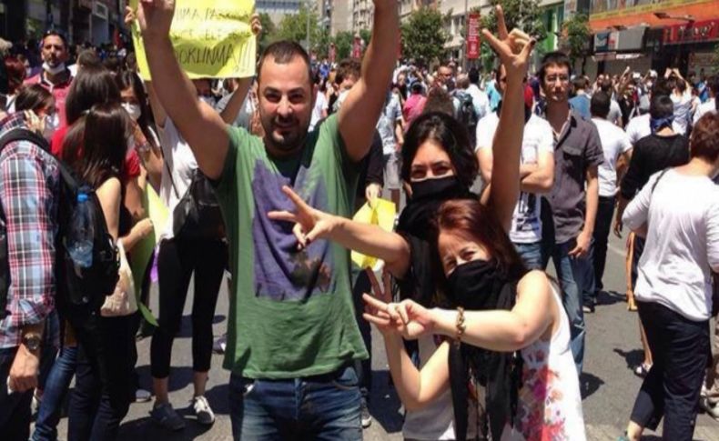 Esed yanlısı Suriyeli sanatçı Taksim gösterilerinde zafer işareti yaptı
