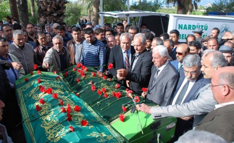 Eşiyle birlikte evinde ölü bulunan eski belediye başkanı toprağa verildi