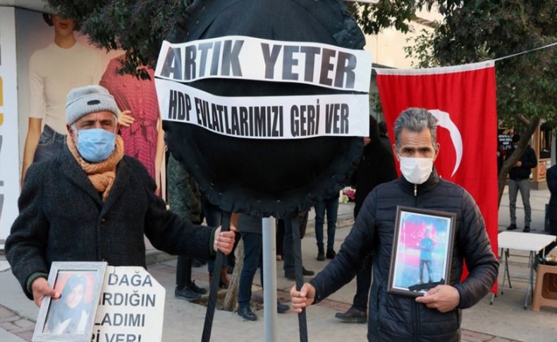 Evlat nöbeti tutan aileler HDP İzmir İl Başkanlığına siyah çelenk bıraktı