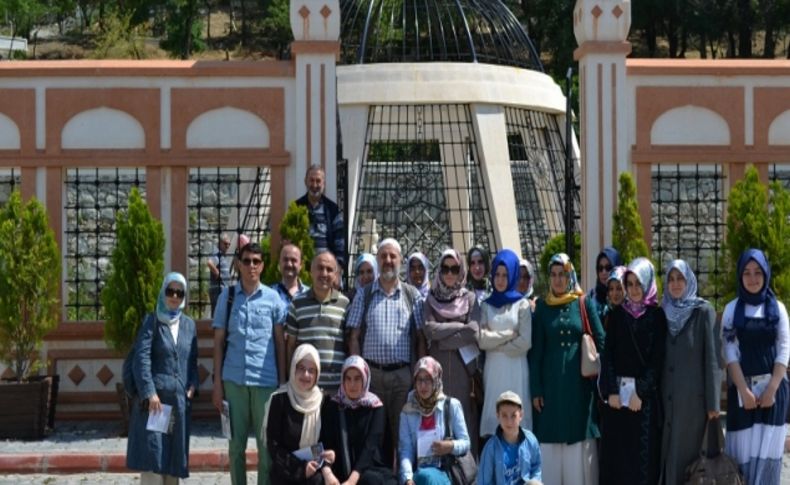 Eyüp Kız Anadolu Lisesi öğrencileri, Atıf Hoca Anıt Mezarı'nı ziyaret etti