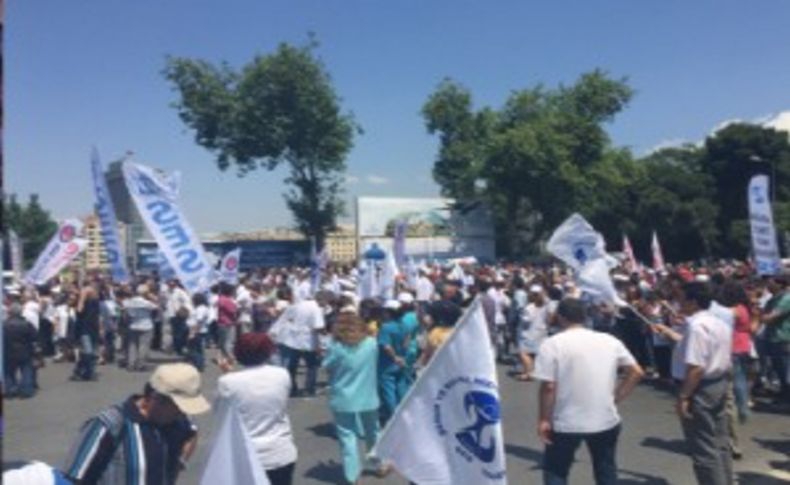 İzmir'de sağlıkçıların eylemine TOMA engeli!