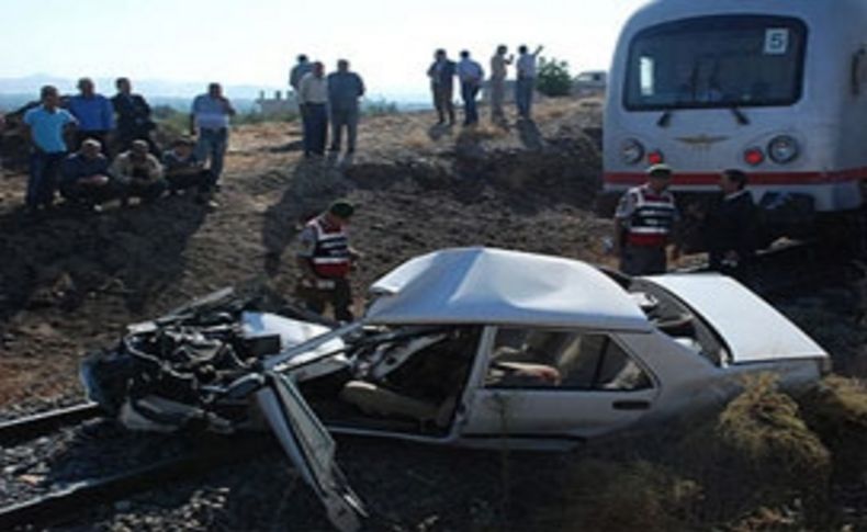 Ezilen otomobilden sağ kurtuldular