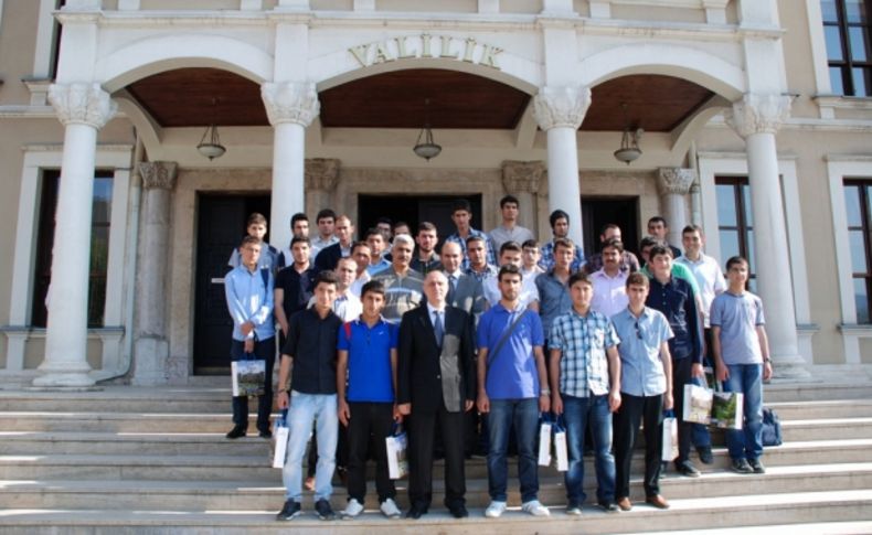 Farklı illerden gelen 32 genç, Vali Özçimen'i ziyaret etti