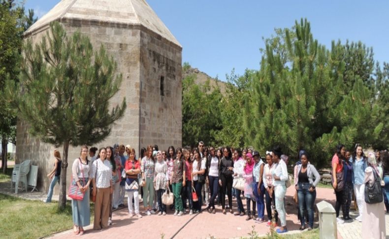 Farklı illerden gelen öğrenciler Develi’yi gezdi