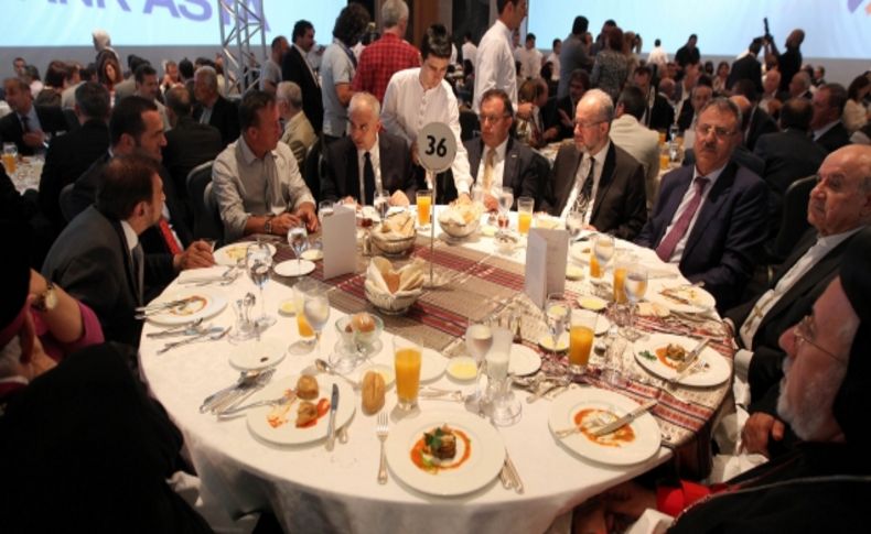 Farklı renkler Gazeteciler Yazarlar Vakfı'nın iftar sofrasında buluştu