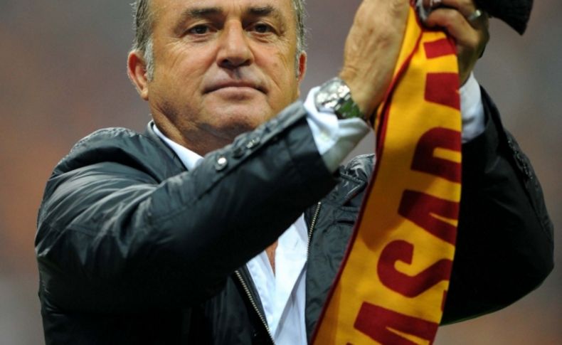 Fatih Terim, Türk Telekom Arena Stadı'nda taraftarları selamladı