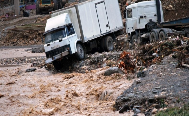 Fatsa'da aşırı yağmur ırmağı taşırdı, köprüler yıkıldı, bir araç kayboldu