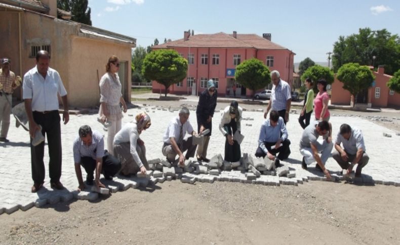 Fedakar öğretmenler okulun bahçesine parke taşı döşüyor