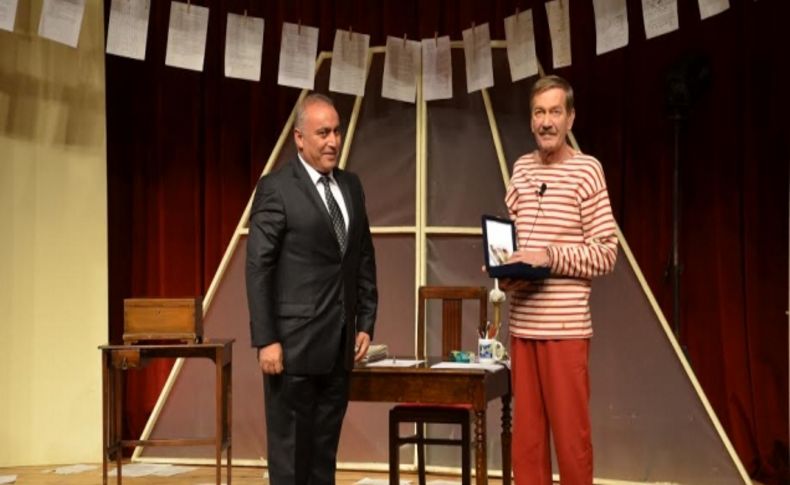 Ferhan Şensoy'a onur ödülü Ali Talak'tan