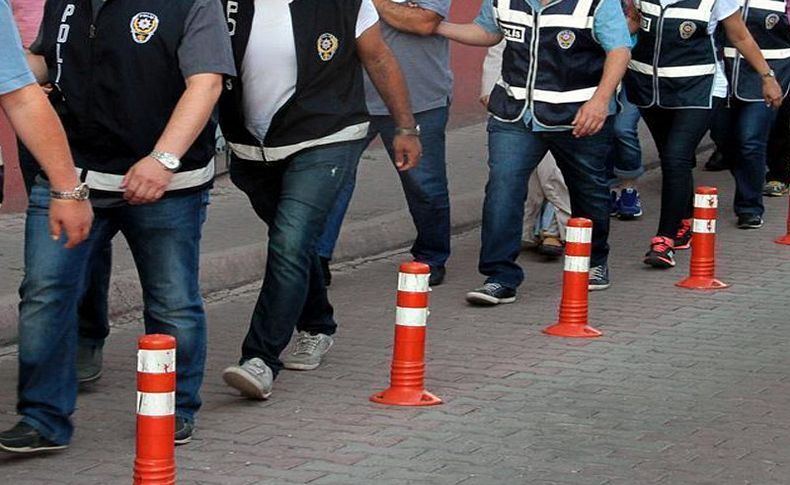 İzmir'de FETÖ'ye çifte operasyon