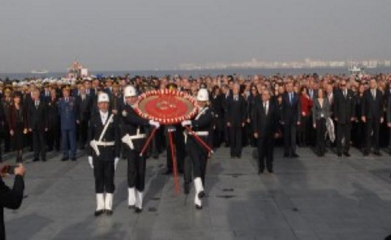 İzmirliler Ata'larını şükranla andı