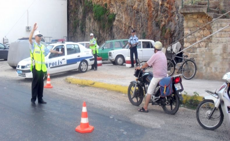 Finike'de sağlıklı trafik akışı için uygulamalı araç denetimi başlatıldı