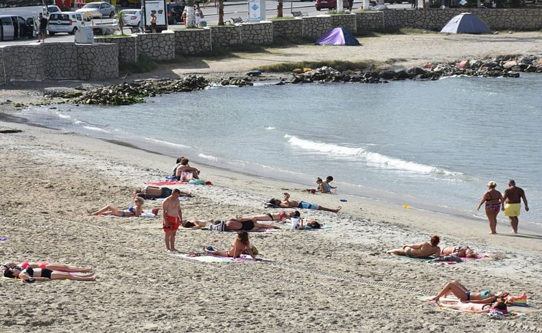 Fırtınanın beklendiği sahillerde turistler plajlara koştu