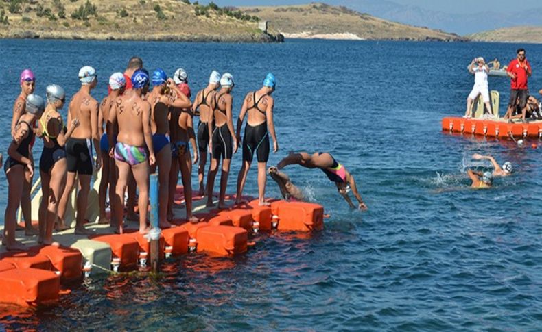 Yüzme sporcuları Foça'da yarıştı