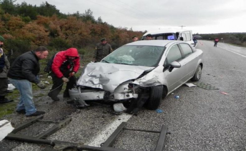 Foça'da zincirleme kaza: 1 ölü, 2 yaralı