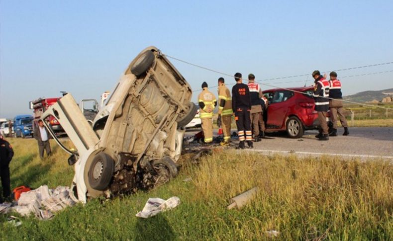 Foça yolunda feci kaza: 1 ölü, 1 ağır yaralı