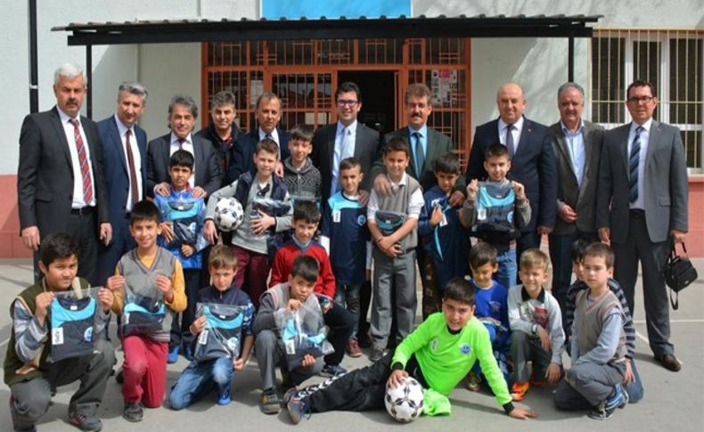 Bergama'da İlkokul Futbol Ligi çocuklarına forma