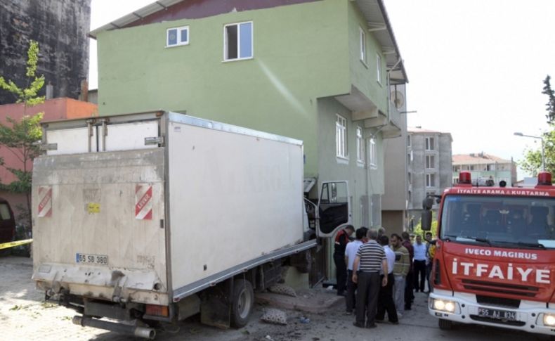 Freni boşalan kamyon binaya çarparak durabildi