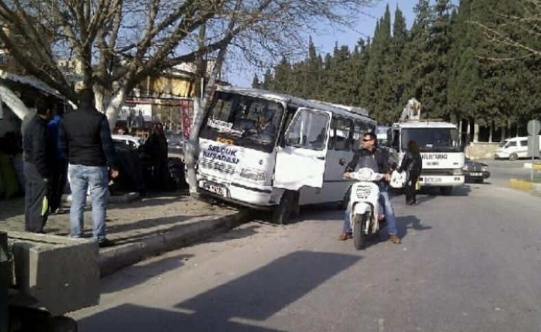 Freni boşalan minibüs dehşet saçtı