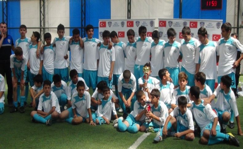 Futbol kursuna giden çocuklara malzeme dağıtıldı