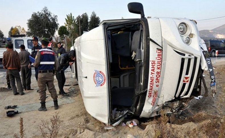 Futbolcuları taşıyan minibüs kaza yaptı: 8 yaralı