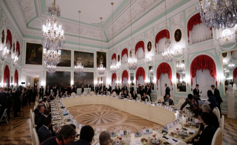 G20 liderleri Petergof Sarayı’nda yemekte, Obama yalnız yürüdü