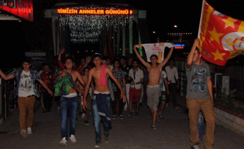 Galatasaray, yenilsede taraftar şampiyonluk kutlamasına devam ediyor