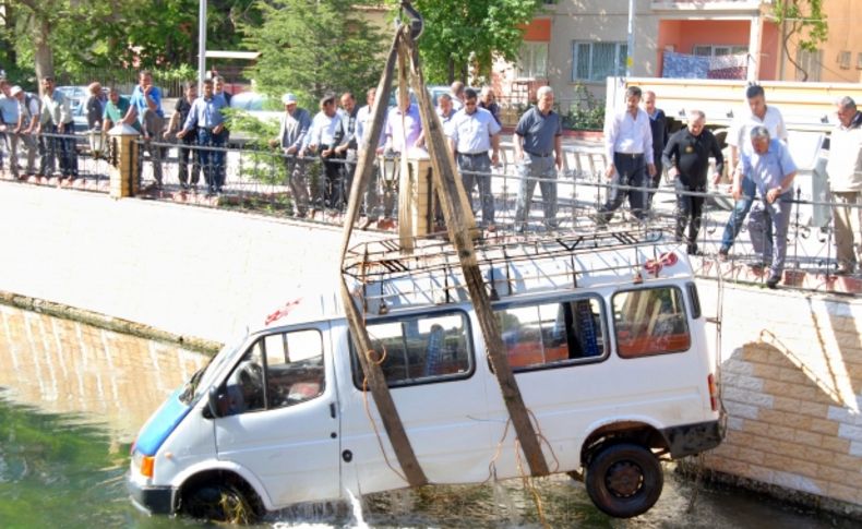 Gaz pedalı takılı kalan araç Ceyhan Nehri'ne uçtu