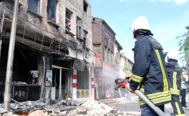 Gaziantep'te doğalgaz borusu patladı, iki katlı bina kül oldu