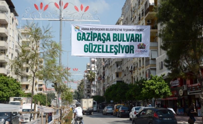 Gazipaşa esnafından Adana Büyükşehir’e pankartlı teşekkür