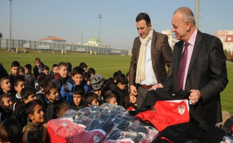 Geleceğin Futbolcularına Malzeme Desteği