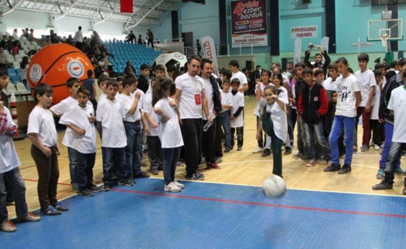 Gençler spor salonunu doldurdu