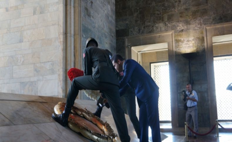 Gençlik ve Spor Bakanı Kılıç, Atatürk mozolesine çelenk koydu