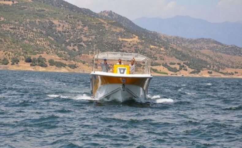 Gezi teknesi Beydağ Barajı'na indirildi