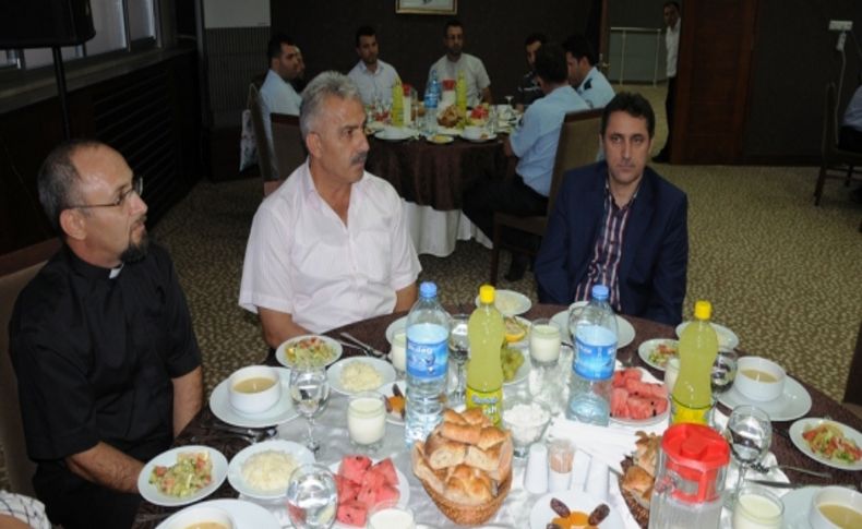 Gökkuşağı Diyalog ve Hoşgörü Kültür Derneği iftarı din görevlilerini buluşturdu