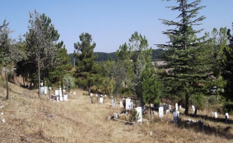 Gököz köylüleri imece usulü köy mezarlığını temizledi