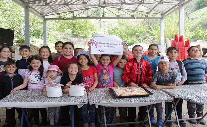 Gönüllüler Beydağ'daki 110 çocuğun yüzünü güldürdü